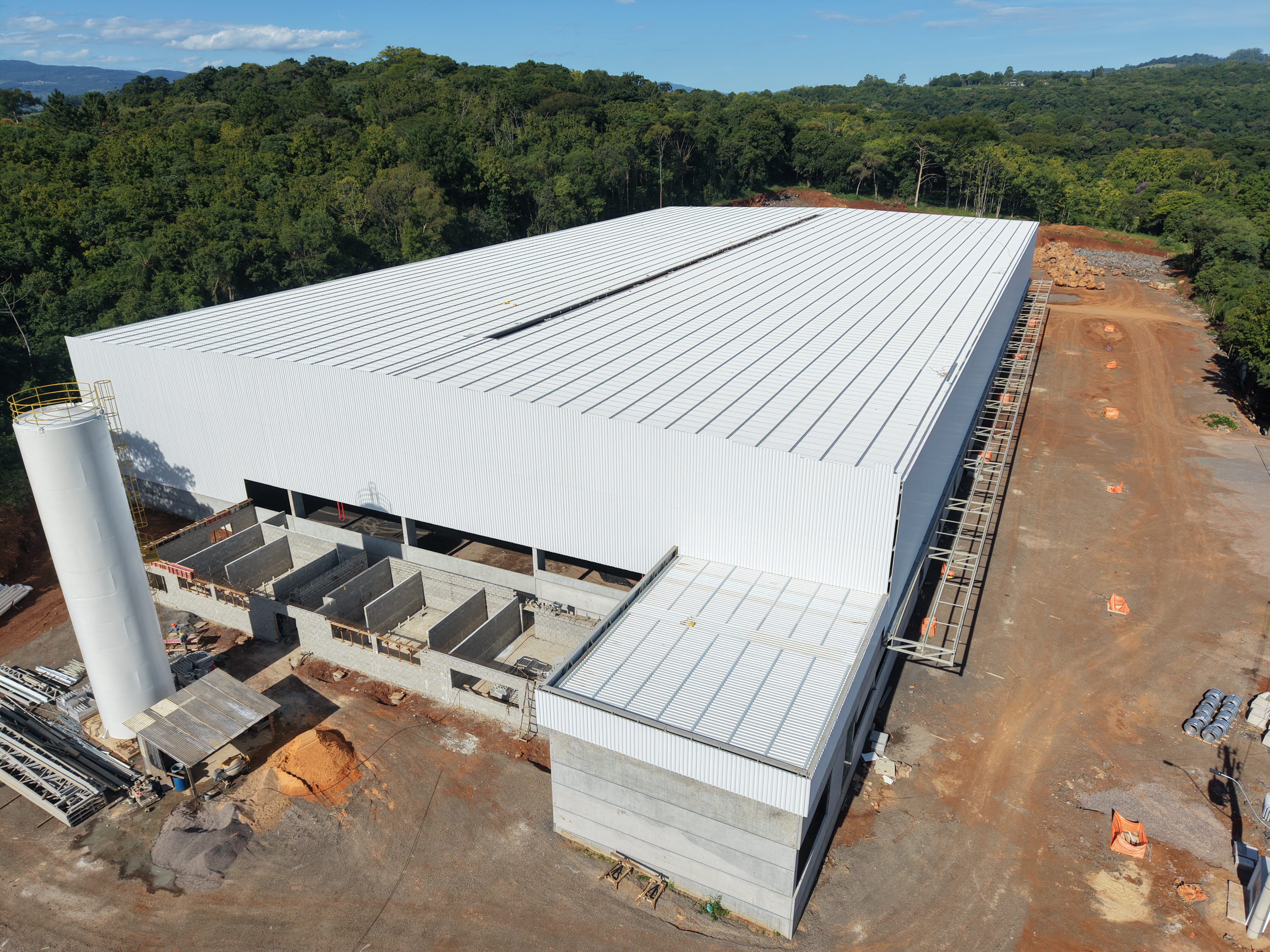 Telha zipada: sistema garante cobertura sem furos nas telhas das obras da SH Estruturas Metálicas